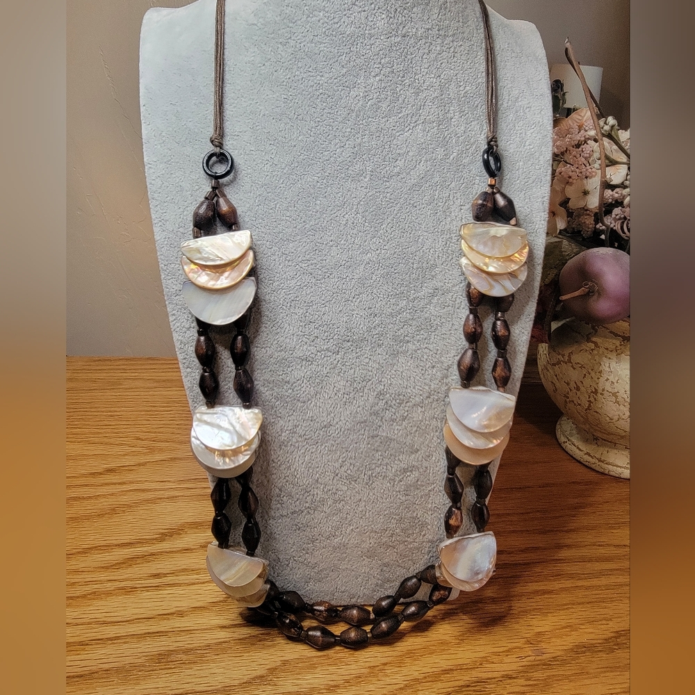 Versona Shell and Wood Necklace